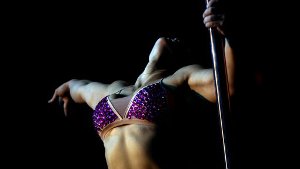 Akrobatik in Argenbtinien: In Buenos Aires wird in einem einwöchigen Wettbewerb die Miss Pole Dance Südamerika 2012 ermittelt - hier einige Bilder. Foto: AP