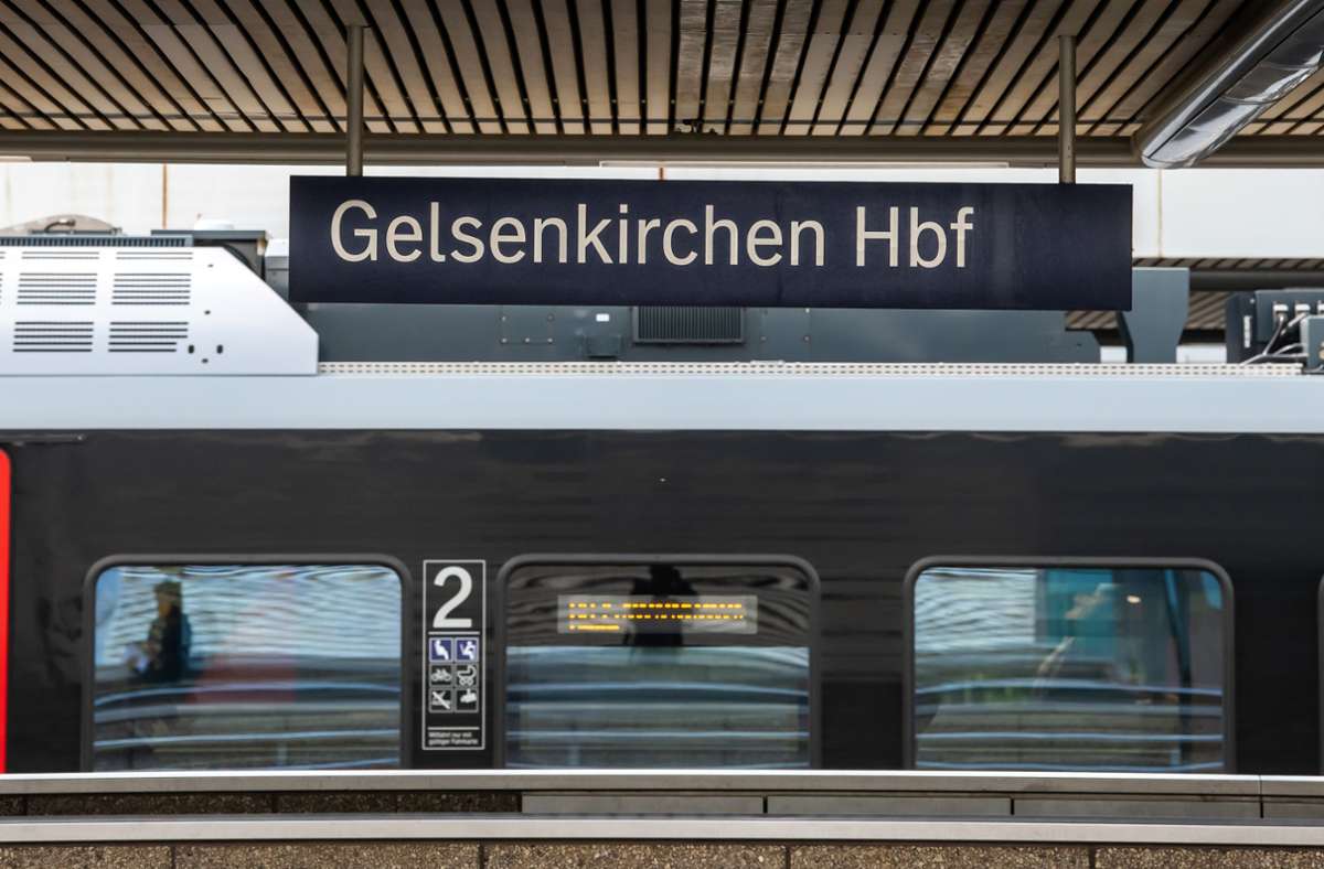 Am Gelsenkirchener Hauptbahnhof Paar Hat Vor Zugpassagieren Sex Am Bahnsteig Panorama