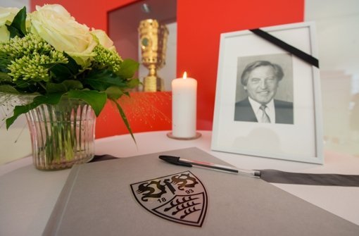 Ein Kondolenzbuch für den verstorbenen früheren Präsidenten des deutschen Fußball-Bundes (DFB), Gerhard Mayer-Vorfelder, lag auch im Clubzentrum des VfB Stuttgart in Stuttgart aus. Die Trauerfeier findet kommenden Donnerstag statt. Foto: dpa