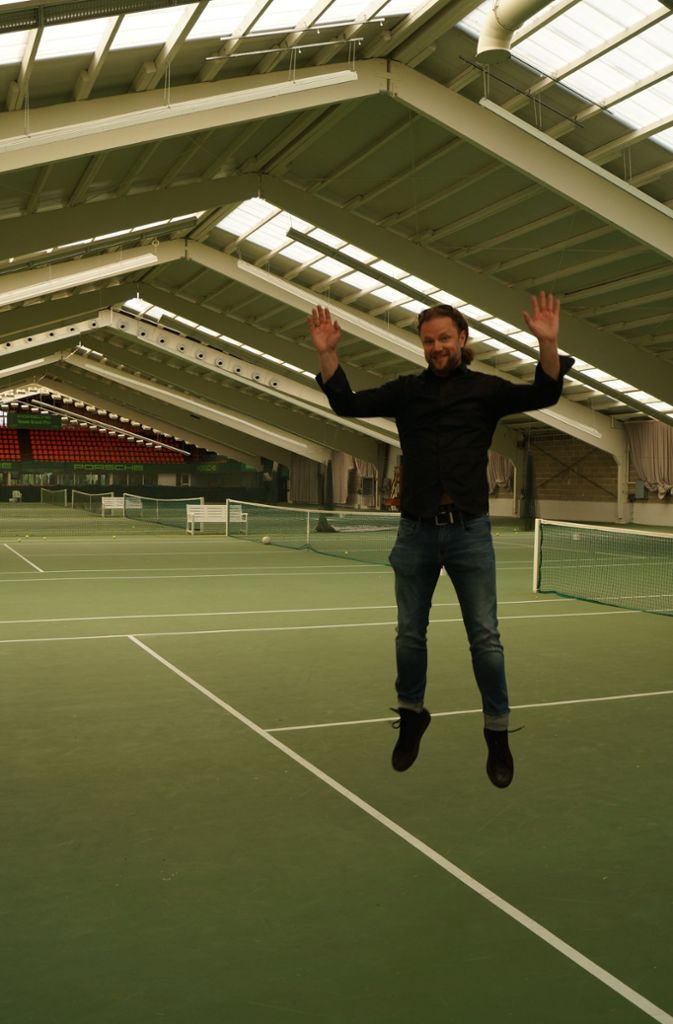 Im April 2018 macht Mitgesellschafter Martin Hesse einen Probesprung -die Tennishalle sieht noch aus, als sei gestern erst der letzte Ball gerollt.