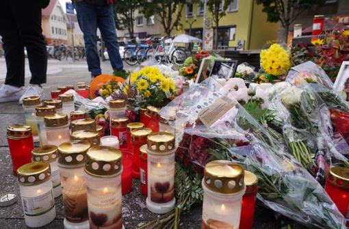 Am Wilhelm-Geiger-Platz wurde um den getöteten 22-Jährigen getrauert. Foto: Andreas Rosar /Fotoagentur-Stuttgart