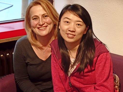 Die Chinesin Wenjing Cai lernt Deutschland kennen, ihre Freundin Zorka Markovic (links) hilft ihr dabei. Foto: Kathrin Wesely
