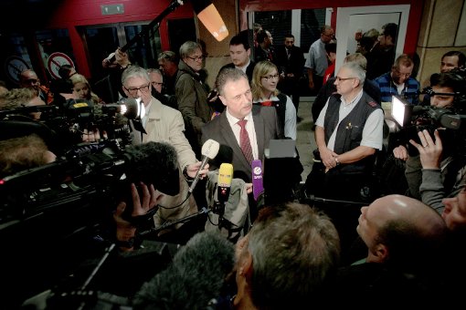 Der GDL-Chef Claus Weselsky wird im Frankfurter Arbeitsgericht von Journalisten umringt. (Foto: dpa) Foto: Stuttgarter Zeitung online