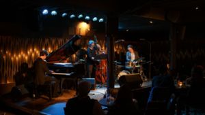 Jetzt spielen sie wieder: die Jazzmusiker André Weiß, Mini Schulz und Obi Jenne (von links) nach dem Re-Start im Bix. Foto: Lichtgut/Julian Rettig