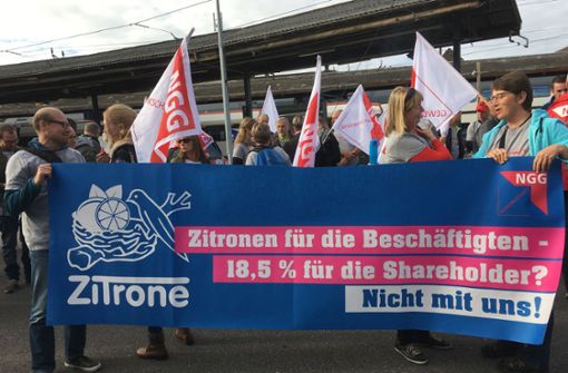 Auch Beschäftigte aus Ludwigsburg und Singen beteiligten sich an den Protesten. Foto: Susanne Mathes