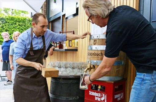 Böblinger Bier läuft: Braumanufaktur-Chef Werner Dinkelaker beim Fassanstich mit Oberbürgermeister Stefan Belz. Foto: Stefanie Schlecht