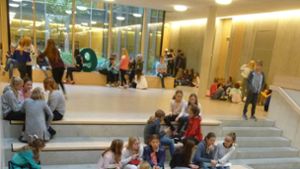 Schüler verbringen ihre  Pause in der Eingangshalle der Konstanzer Gebhardschule. Foto: Gebhardschule