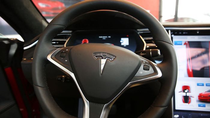 Lenkrad von Tesla fällt während der Fahrt ab
