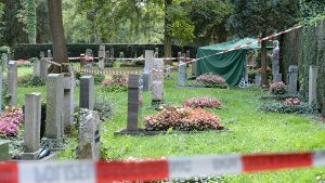 Mitarbeiter der Spurensicherung untersuchen im September 2015 den Fundort der Leiche auf dem Pragfriedhof in Stuttgart. (Archivfoto) Foto: dpa