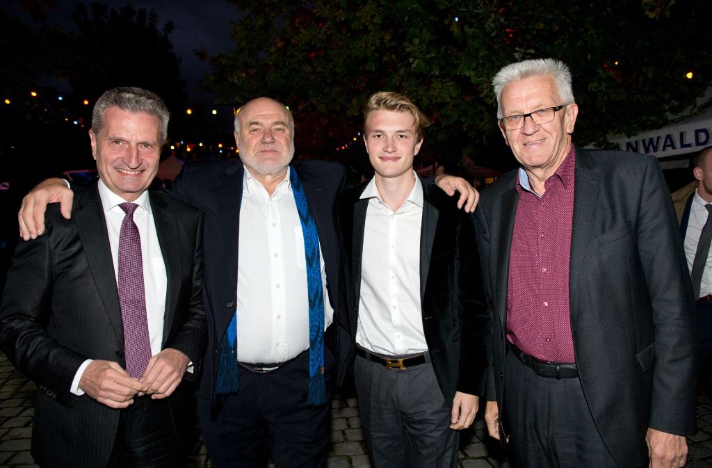 Rezzo Schlauch bei der Feier zu seinem 70. Geburtstag mit EU-Kommissar Günther Oettinger (links), dessen Sohn Alexander und Ministerpräsident Winfried Kretschmann (rechts).