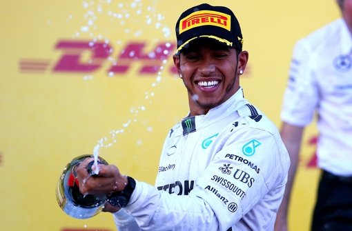 Den Champagner hat er sich verdient: Mercedes-Pilot Lewis Hamilton. Foto: Getty Images Europe