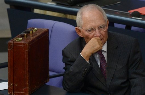 Hat Bundesfinanzminister Wolfgang Schäuble  (CDU) einen geheimen Plan in seinem Aktenkoffer? Foto: dpa