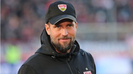 VfB-Trainer Sebastian Hoeneß möchte  in Wolfsburg punkten. Mit welchen Spielern? In der Bildergalerie zeigen wir  die wahrscheinliche Stuttgarter Anfangsformation. Foto: Baumann/Julia Rahn