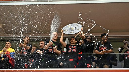 Zeit zu feiern: Die Leverkusener Profis zelebrieren ihren ersten deutschen Meistertitel. Foto: AFP/Ina Fassbender