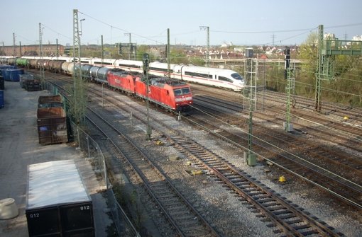 Die Güterzüge auf der DB-Umleitungsstrecke stören Anwohner. Foto: Hans-Jürgen Warzel
