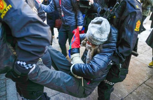 Wieder mal von Polizisten weggetragen: Umweltaktivistin Greta Thunberg Foto: AFP/JAVAD PARSA