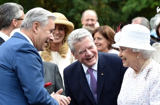 Plaudern mit Klaus Wowereit (links) und Joachim Gauck: Die Queen amüsiert sich bei ihrer Geburtstagsfeier im Garten der Botschaftsvilla in Berlin. Foto: dpa pool