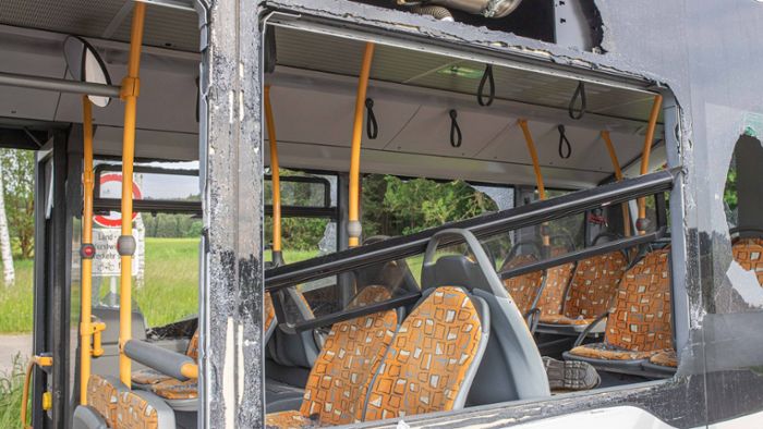 Unfall bei Trochtelfingen: Linienbus kollidiert mit Lastwagen – mehrere Verletzte