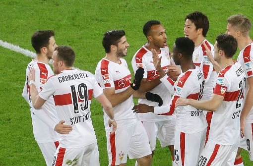 Der VfB Stuttgart bejubelt einen 2:0-Heimsieg gegen Fortuna Düsseldorf. Foto: Pressefoto Baumann