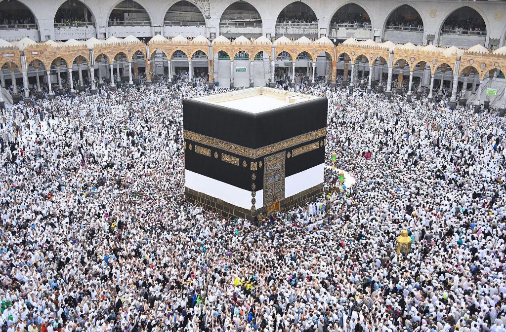 Im Rahmen ihrer Wallfahrt in Mekka umrunden die Pilger siebenmal gegen den Uhrzeigersinn die Kaaba und preisen Allah.