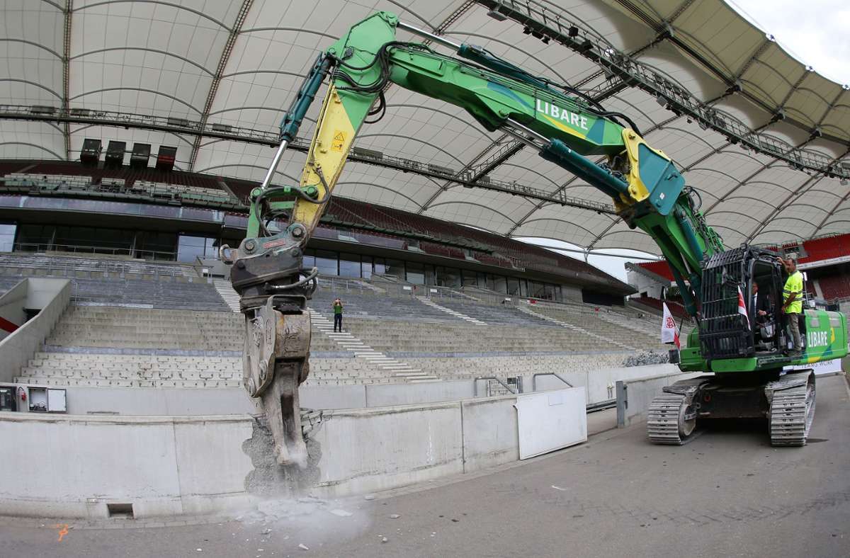 Min einem symbolischen Akt hat am Freitag der Umbau der Mercedes-Benz-Arena begonnen. Foto: Pressefoto Baumann/Hansjürgen Britsch