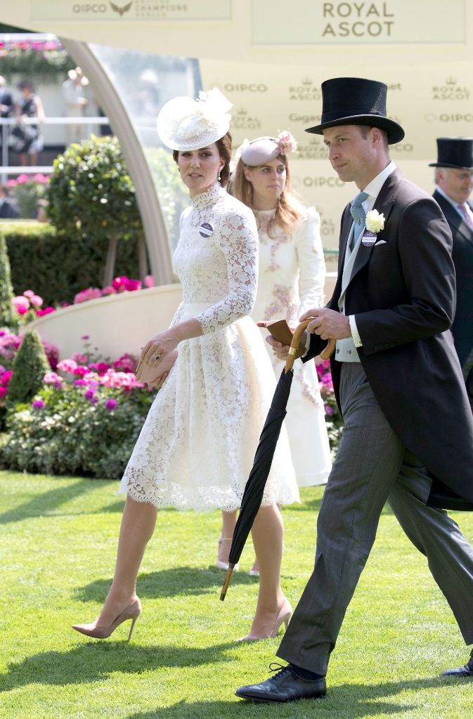 In ihrem weißen Kleid aus Spitze von Alexander McQueen erlebt Kate in Ascot ihren persönlichen „Diana-Moment“. Auch ihr Kleid, lässt wie 1980 der Rock von Prinzessin Diana die Umrisse der Oberschenkel erahnen.