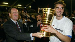 Kickers-Kapitän Jens Härter erhält 2006 den WFV-Pokal aus den Händen von Verbandspräsident Herbert Rösch. Foto: Baumann/Baumann