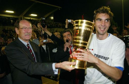 Kickers-Kapitän Jens Härter erhält 2006 den WFV-Pokal aus den Händen von Verbandspräsident Herbert Rösch. Foto: Baumann/Baumann