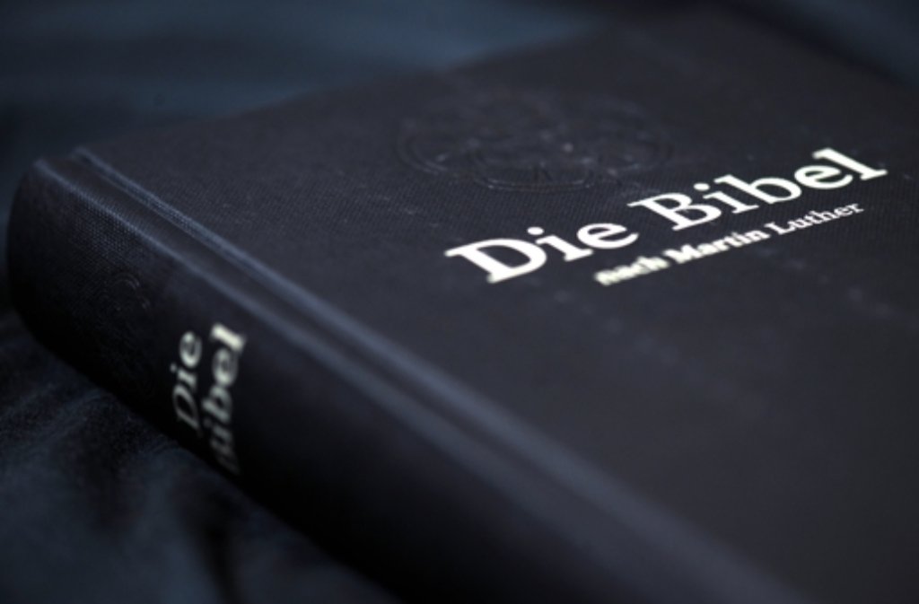 Die Bibel nach Martin Luther in einer Ausgabe der Deutschen Bibelgesellschaft. Foto: dpa
