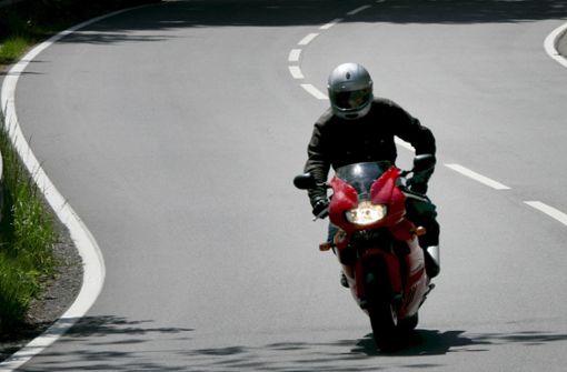 Motorradfahrer sollten besonders achtsam fahren (Symbolbild). Foto: dpa