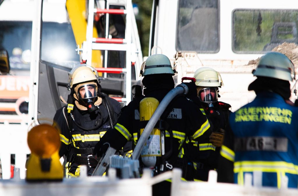 Bombenfund: Einsatzkräfte stehen mit Masken an der Baustelle in Sindelfingen.