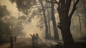 In Südeuropa kämpfen Einwohner und Feuerwehrleute gegen die Waldbrände. Foto: dpa/Angelos Tzortzinis
