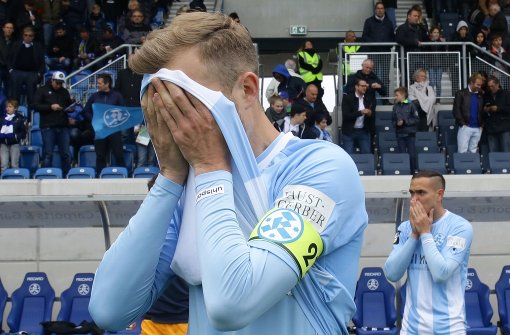 Fabian Baumgärtel von den Stuttgarter Kickers kann es nicht fassen: Die Blauen sind abgestiegen. Foto: Pressefoto Baumann