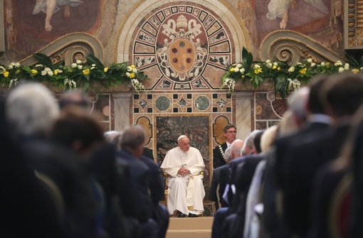Papst Franziskus während der Zeremonie zur Verleihung des Internationalen Karlspreises der Stadt Aachen im Apostolischen Palast im Vatikan in Rom. Foto: dpa