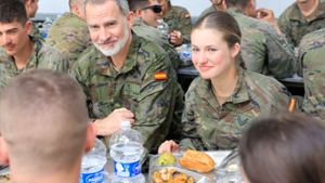 König Felipe VI. und Prinzessin Leonor beim Essen in der Militärkantine. Foto: imago images/ABACAPRESS