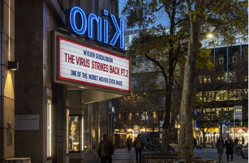 Beim  Delphi-Kino in Stuttgart reagiert man mit Humor auf die bereits zweite erzwungene Schließung wegen der  Corona-Pandemie. Foto: imago/Arnulf Hettrich