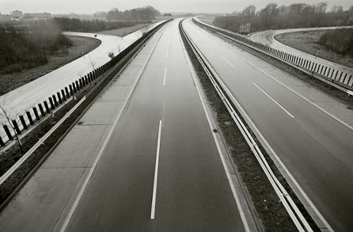 Blick auf eine leere Autobahn im November 1973. Foto: dpa/Hannes Hemann