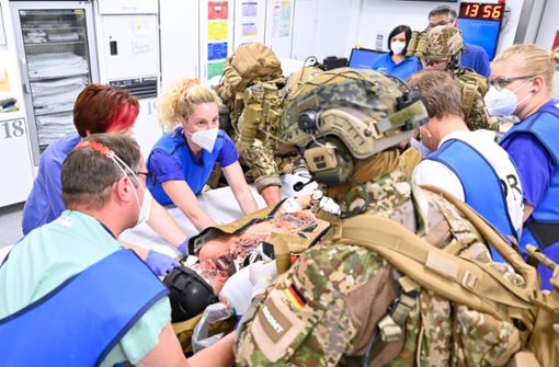 Die Kommunikation zwischen militärischem und zivilem medizinischem Personal bei der Übergabe eines Patienten ist eine Herausforderung für sich. Foto: Bundeswehr