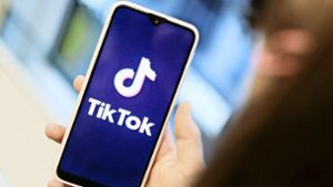 TikTok hat aufgeräumt und zahlreiche Konten und Videos auf der Plattform gesperrt (Symbolbild). Foto: dpa/Jens Kalaene