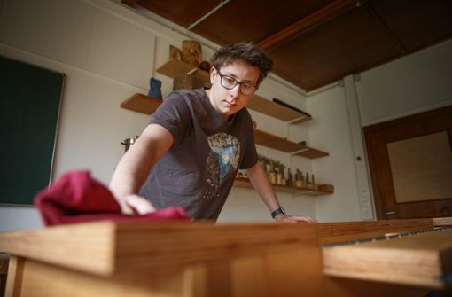 Schüler Jakob Kuhnle mit seinem selbst gefertigten Schreibtisch. Foto:  