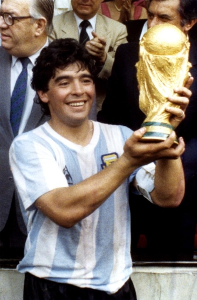 Der argentinische Spieler Diego Maradona zeigt bei der Siegerehrung freudestrahlend den eroberten Weltmeisterschaftspokal 1986 in Mexiko.