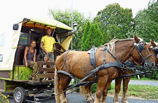 Die Reise mit dem Pferdewagen durch Europa kostete Franziska Heck und Baptiste Le Pennec nur wenig Geld. Foto: privat