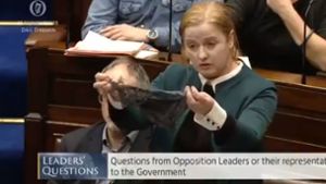 Das Standbild aus der Live-Übertragung von Oireachtas.ie zeigt die irische Abgeordnete Ruth Coppinger, die in einer Sitzung des irischen Parlaments einen String-Tanga hält. Foto: Press Association Images