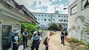 Polizisten und Aktivisten auf dem Fabrikgelände in Bad Cannstatt Foto: 7aktuell/Werner