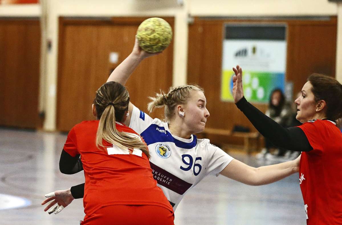 Aufgestiegen: Amelie Haug (am Ball) und die SVK-Handballerinnen. Foto:  