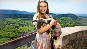 Alina Kerner ist mit Schafen und Hütehunden aufgewachsen. Am Mittwoch ist sie  auf dem Hohenneuffen zur neuen Lammkönigin gekrönt worden. Foto:  