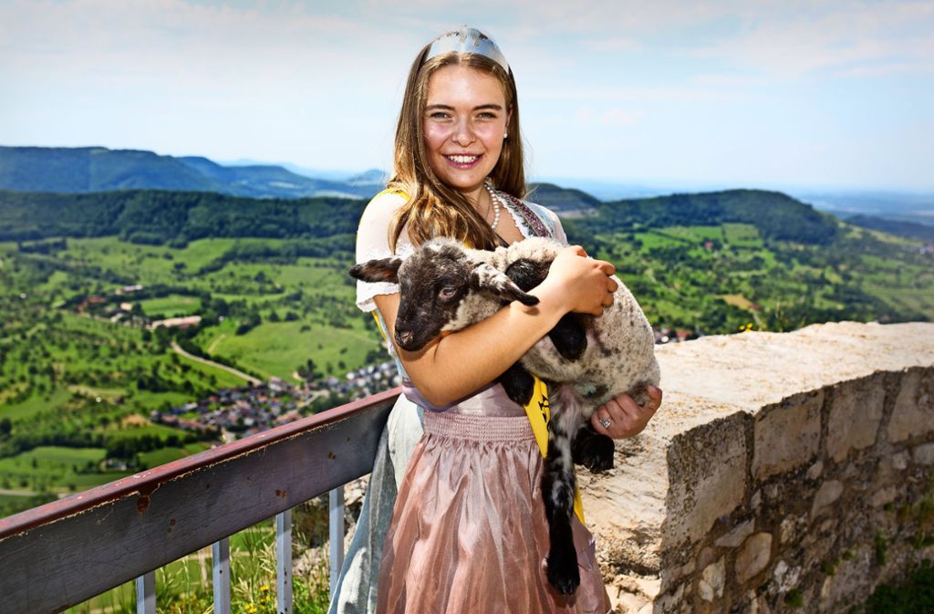 Alina Kerner ist mit Schafen und Hütehunden aufgewachsen. Am Mittwoch ist sie  auf dem Hohenneuffen zur neuen Lammkönigin gekrönt worden.