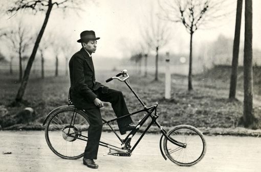 Der Ingenieur, der das Rad neu erfinden wollte: Paul Jaray, Zigarette rauchend, im Jahr 1921 auf seinem J-Rad. Foto: privat