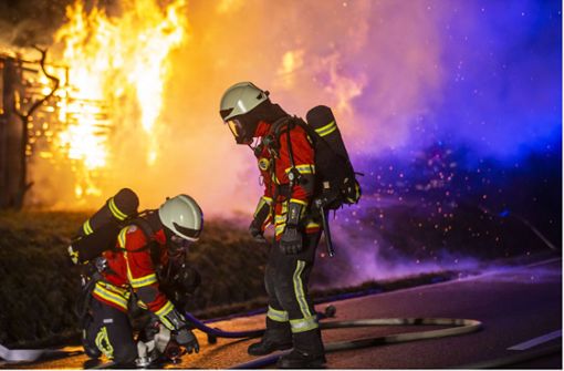 Als die Feuerwehr eintrifft, schlagen die Flammen hoch. Foto: 7aktuell.de/Simon Adomat