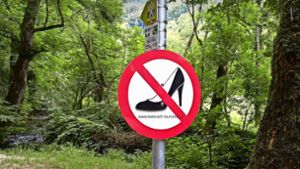 High Heels im Wald verboten? Ein witziges Schild mit einem ernsten Hintergrund: Der Tourismus vertrage sich im Biosphärengebiet nicht überall mit dem Naturschutz, klagen Kritiker. Foto: Torsten Schöll